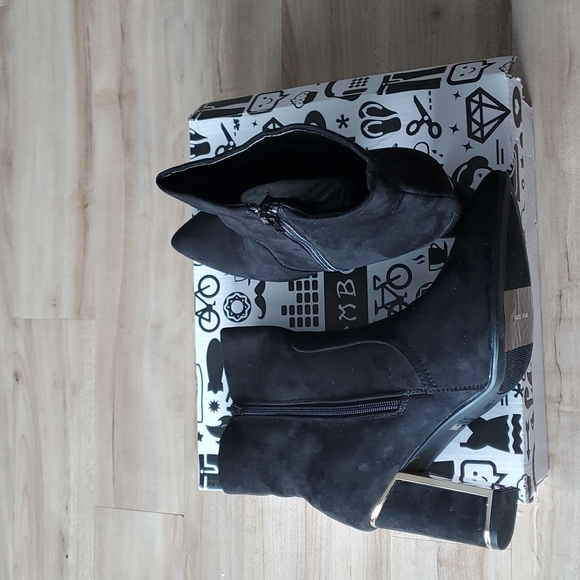 Boots - Picture 3 of 5